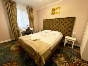 sypialnia z dużym łóżkiem w pokoju w obiekcie Pensiunea Pink House Runcu w mieście Runcu