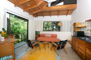 a kitchen and dining room with a table and chairs at Olas Verdes Hotel in Nosara