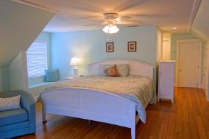 Giường trong phòng chung tại Covey Cottage +18 ảnh