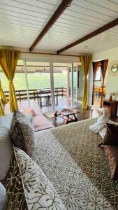 sala de estar con sofá y almohadas en MOOREA Bungalow Kohimana avec vue lagon, en Moorea
