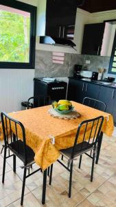Kuchyň nebo kuchyňský kout v ubytování MOOREA Bungalow Kohimana avec vue lagon