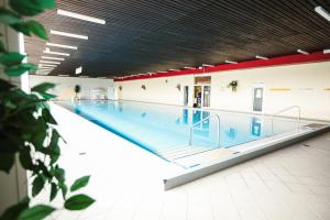 a large swimming pool in a building at Morgenrot Lodge, im Harz, mit Schwimmbad und Sauna in Braunlage