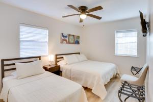 1 dormitorio con 2 camas y ventilador de techo en Chic Tallahassee Vacation Rental Near Universities, en Tallahassee