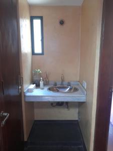 łazienka z umywalką i oknem w obiekcie Casabunda Multiespacio - Habitación privada w mieście Salta