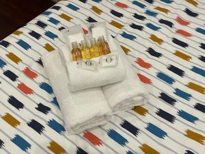 eine Gruppe Handtücher und Flaschen auf einem Bett in der Unterkunft Eco Resort in Carrefour de Mana