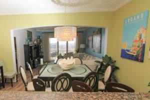 ein Esszimmer mit einem Tisch und ein Wohnzimmer in der Unterkunft Come stroll along the beach and enjoy shared resort style amenities! in Palm Coast