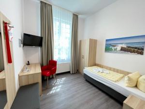 Habitación de hotel con cama y escritorio en Ferienhotel Alter Bahnhof garni en Prerow