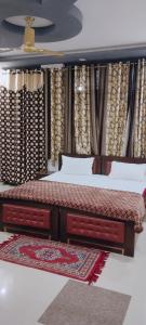 ein paar Betten in einem Zimmer mit Vorhängen in der Unterkunft Tiger Guest House & Restaurant in Sawāi Mādhopur