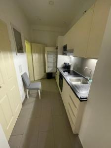 ウィーンにあるCozy 5-Person apartment in Vienna 2のシンクと椅子のある小さなキッチン +6枚の写真