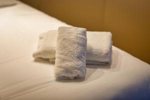 two towels sitting on top of a bed at Suzanne* : Duplex *Élégant* Au Coeur Rouen* in Rouen