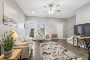 A seating area at Cozy 2 Bed Townhome near the Hospital