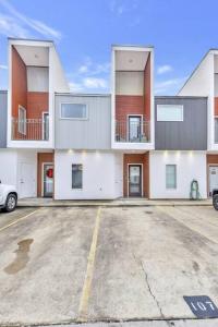 un parking vide devant un bâtiment dans l'établissement Cozy 2 Bed Townhome near the Hospital, à Lafayette