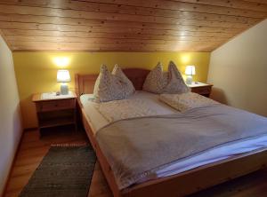 un letto in una stanza con due lampade su due tavoli di Ferienwohnung Grubinger a Unterach am Attersee