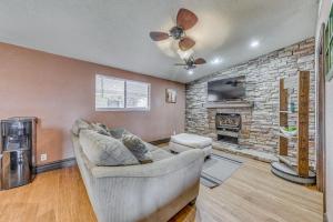 Гостиная зона в Pet-Friendly Alamogordo Home 16 Mi to White Sands!