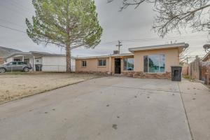 阿拉莫戈多的住宿－Pet-Friendly Alamogordo Home 16 Mi to White Sands!，前面有车道的房子