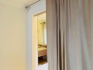 a white curtain in a room with a mirror at Boogaard's Guest House in London