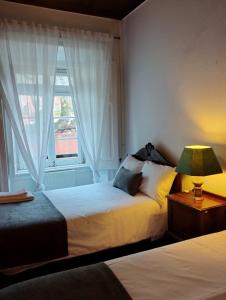 um quarto com 2 camas e uma janela em Tapada Nacional de Mafra em Mafra