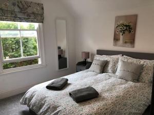 um quarto com uma cama com duas almofadas em Luxury 6 bedroom retreat in Stratford Upon Avon em Stratford-upon-Avon