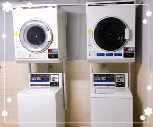 2 lavatrici e lavatrice e asciugatrice in bagno di Hotel Yuni -Comfortable stay Star-Club iD a Tokyo
