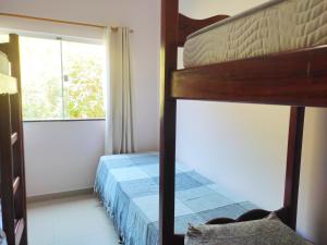 1 dormitorio con litera y ventana en Mini Hotel Búzios en Búzios