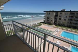 Bazén v ubytování Visit this top floor property located on the no-drive beach with 2 complex pools! nebo v jeho okolí
