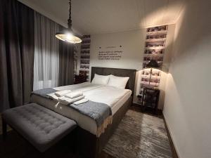 Ліжко або ліжка в номері Hnameni Stepanavan Guesthouse - Hotel