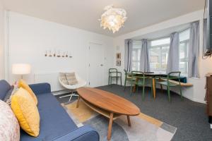 - un salon avec un canapé bleu et une table dans l'établissement Brett Stays - Middleton Oasis, à Avonmouth