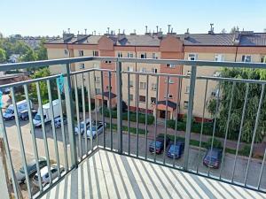 a balcony with a view of a parking lot at Lux Corner Park przestronne mieszkanie z klimatyzacją, balkonem i podziemnym garażem in Pruszków