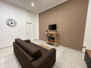 uma sala de estar com um sofá e uma lareira em CASA MASADA em Nápoles