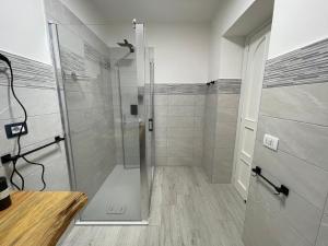 um chuveiro com uma porta de vidro na casa de banho em CASA MASADA em Nápoles