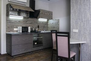 Кухня или мини-кухня в Apart Hotel Kvartira 1
