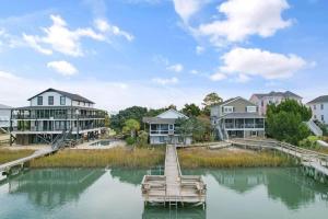 een rij huizen op een rivier met een dok bij Hildave Cottage 3 Bdrm Vacation Home in Pawleys Island