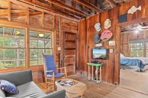 een woonkamer met een bank en een televisie in een hut bij Hildave Cottage 3 Bdrm Vacation Home in Pawleys Island