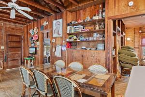 een eetkamer met een houten tafel en stoelen bij Hildave Cottage 3 Bdrm Vacation Home in Pawleys Island
