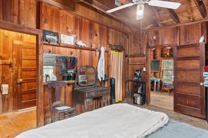 een slaapkamer met een bed en een houten wand bij Hildave Cottage 3 Bdrm Vacation Home in Pawleys Island