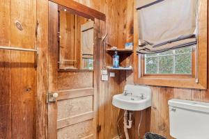 een badkamer met een wastafel en een spiegel bij Hildave Cottage 3 Bdrm Vacation Home in Pawleys Island +24 foto's