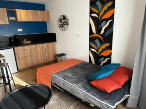 Kleines Zimmer mit einem Bett und einer Küche in der Unterkunft Le Songe bleu - centre ville - netflix in Niort