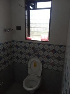 Bathroom sa Asmi Palace, Bhaimala, Alibag