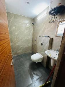 Kharar的住宿－Mona city homes，一间带卫生间和水槽的小浴室