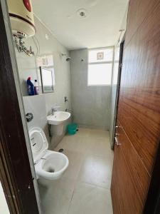 Kharar的住宿－Mona city homes，一间带卫生间和水槽的浴室