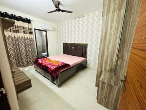 Kharar的住宿－Mona city homes，一间卧室设有一张床和天花板