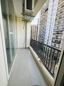 un balcón de un apartamento con vistas a los edificios en Mona city homes en Kharar