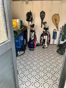 Un garaje con un montón de equipos de golf. en The House of Golf en Fife