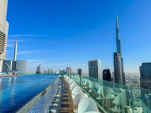 Bazén v ubytování FULL Burj Khalifa view LUX 2Bedroom with Rooftop Pool Central location in Paramount Hotel Midtown nebo v jeho okolí