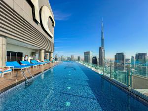 Bazén v ubytování FULL Burj Khalifa view LUX 2Bedroom with Rooftop Pool Central location in Paramount Hotel Midtown nebo v jeho okolí