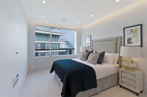 una camera con un grande letto e una finestra di 3 Million Pound Luxury Large Tower Bridge Direct Views Sleeps 6 a Londra