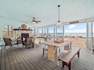 Oakwood Beach - Lake Front - Geneva-On-The-Lake في أشتابولا: غرفة معيشة مع طاولة ومدفأة