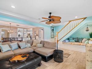 Oakwood Beach - Lake Front - Geneva-On-The-Lake في أشتابولا: غرفة معيشة مع أريكة ومروحة سقف +24 صورة