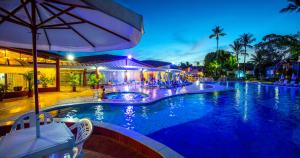 una grande piscina in un resort di notte di Resort Arcobaleno All Inclusive a Porto Seguro Altre 23 foto