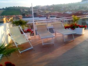 two chairs sitting on top of a balcony at Hotel Sette Note in Silvi Marina